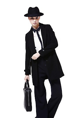 포토 JPG 스튜디오촬영 서양인 외국인 백인 해외기획촬영 모자 우먼라이프 라이프스타일 2012년태국 잡화 여자 패션 포즈 서류가방 가방 비즈니스 실내 한명 서기 들기 누끼 사람 정장 20대 성인 앞모습 재킷 코트 매니시 매니시룩 중절모 남장 페도라 여자만 여자한명만 성인여자만 청년만 청년여자만 성인한명만 청년여자한명만 성인여자한명만 성인만 국내포토 모자_잡화 1 옷 뷰포인트 모션 인종 청년 내부 생활 외투 파일형식