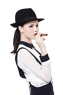 포토 JPG 스튜디오촬영 서양인 외국인 백인 해외기획촬영 모자 우먼라이프 라이프스타일 긴머리 응시 2012년태국 잡화 여자 패션 포즈 흡연 담배 실내 한명 들기 누끼 사람 상반신 20대 성인 옆모습 물기 매니시 매니시룩 멜빵바지 중절모 남장 페도라 포니테일 묶은머리 여자만 여자한명만 성인여자만 청년만 청년여자만 성인한명만 청년여자한명만 성인여자한명만 성인만 국내포토 모자_잡화 1 헤어스타일 시선 뷰포인트 바지 모션 인종 청년 내부 생활 멜빵 파일형식