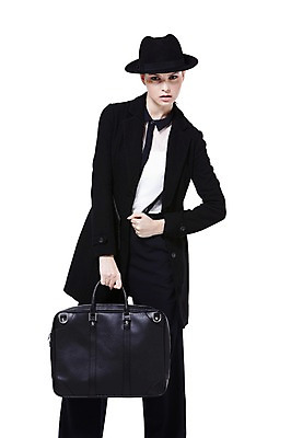 포토 JPG 스튜디오촬영 서양인 외국인 백인 해외기획촬영 모자 우먼라이프 라이프스타일 2012년태국 잡화 여자 패션 포즈 서류가방 가방 비즈니스 실내 한명 서기 들기 누끼 사람 정장 20대 성인 앞모습 재킷 코트 매니시 매니시룩 중절모 남장 페도라 여자만 여자한명만 성인여자만 청년만 청년여자만 성인한명만 청년여자한명만 성인여자한명만 성인만 국내포토 모자_잡화 1 옷 뷰포인트 모션 인종 청년 내부 생활 외투 파일형식