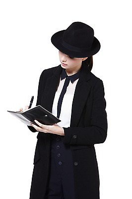 포토 JPG 스튜디오촬영 서양인 외국인 백인 해외기획촬영 모자 우먼라이프 라이프스타일 응시 2012년태국 잡화 여자 패션 포즈 비즈니스 실내 한명 서기 들기 누끼 사람 정장 20대 성인 앞모습 펜 볼펜 다이어리 재킷 코트 기록 매니시 매니시룩 중절모 남장 페도라 여자만 여자한명만 성인여자만 청년만 청년여자만 성인한명만 청년여자한명만 성인여자한명만 성인만 국내포토 모자_잡화 1 시선 옷 뷰포인트 모션 인종 청년 내부 생활 필기구 사무용품 외투 파일형식