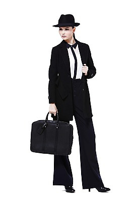 포토 JPG 스튜디오촬영 전신 서양인 외국인 백인 해외기획촬영 모자 우먼라이프 라이프스타일 응시 2012년태국 잡화 여자 패션 구두 포즈 서류가방 가방 비즈니스 실내 한명 서기 들기 누끼 사람 정장 20대 성인 앞모습 재킷 코트 매니시 매니시룩 중절모 남장 페도라 여자만 여자한명만 성인여자만 청년만 청년여자만 성인한명만 청년여자한명만 성인여자한명만 성인만 국내포토 모자_잡화 1 시선 옷 뷰포인트 신발 모션 인종 청년 내부 생활 외투 파일형식