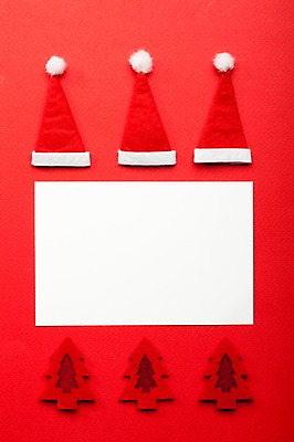 포토 JPG 스튜디오촬영 모자 배너 기념일 컬러 백그라운드 크리스마스 산타모자 크리스마스용품 크리스마스카드 안내 사각프레임 프레임 알림판 실내 이벤트 사람없음 빨간색 크리스마스트리 알림 오브젝트 국내포토 카드프레임 모자_잡화 잡화 카드_감사 내부 사각형 용품 파일형식