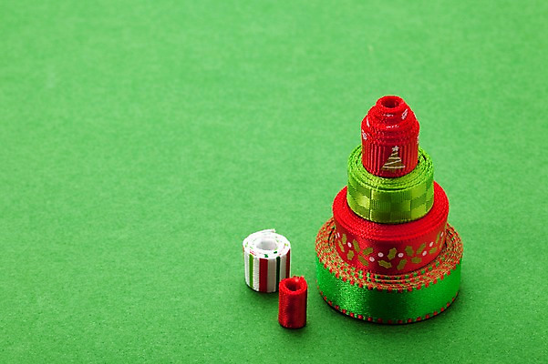 포토 JPG 스튜디오촬영 기념일 리본 줄 백그라운드 크리스마스 포장 크리스마스용품 실내 이벤트 사람없음 장식 쌓기 도구 끈 오브젝트 국내포토 모션 내부 용품 파일형식