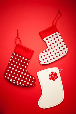 포토 JPG 스튜디오촬영 잡화 기념일 컬러 백그라운드 크리스마스 무늬 크리스마스용품 양말 실내 크리스마스선물 선물 이벤트 사람없음 장식 빨간색 물방울무늬 눈송이 오브젝트 크리스마스양말 국내포토 크리스마스장식 눈_날씨 내부 용품 파일형식