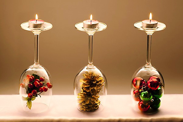 포토 JPG 스튜디오촬영 기념일 열매 백그라운드 크리스마스 와인잔 초 촛불 크리스마스용품 잔 실내 이벤트 사람없음 장식 컵 빛 장식볼 구슬 오브젝트 솔방울 국내포토 식물 식기 술잔 내부 용품 파일형식