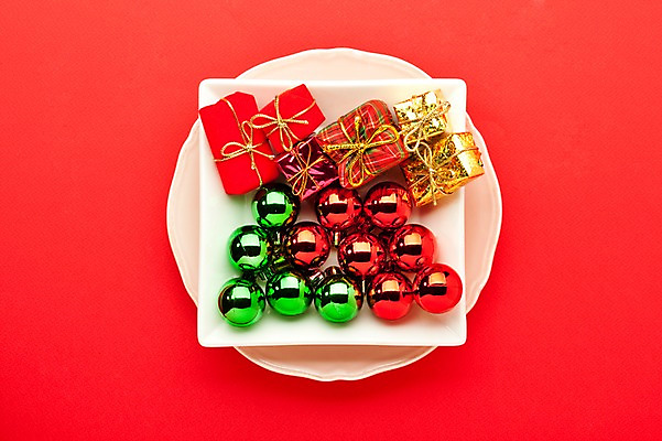 포토 JPG 스튜디오촬영 접시 기념일 백그라운드 크리스마스 크리스마스용품 실내 선물 이벤트 사람없음 장식 선물상자 상자 장식볼 구슬 오브젝트 국내포토 식기 내부 용품 파일형식