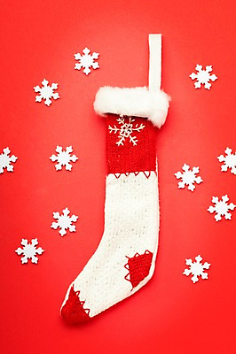 포토 JPG 스튜디오촬영 기념일 컬러 백그라운드 크리스마스 크리스마스용품 양말 실내 이벤트 사람없음 장식 빨간색 눈송이 오브젝트 크리스마스양말 국내포토 크리스마스장식 눈_날씨 내부 용품 파일형식