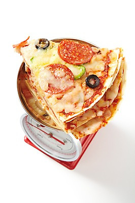 포토 JPG 음식 빵 조각 피망 피자 패스트푸드 서양음식 실내 저울 요리 누끼 사람없음 하이앵글 문 이탈리아음식 무게 올리브 햄 칼로리 고칼로리 고열량 용량 페퍼로니 국내포토 열매 뷰포인트 채소 육류 내부 소시지 인스턴트 파일형식