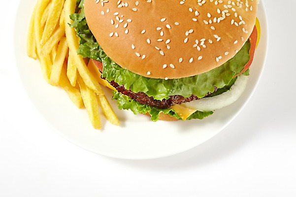 포토 JPG 스튜디오촬영 그릇 식기 접시 음식 빵 토마토 채소 양파 감자 패스트푸드 서양음식 실내 육류 요리 누끼 사람없음 하이앵글 소고기 튀김 감자튀김 햄버거 양상추 상추 깨 고칼로리 패티 국내포토 뷰포인트 식재료 내부 조미료 인스턴트 칼로리 파일형식