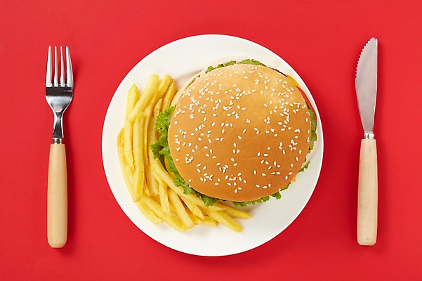 포토 JPG 스튜디오촬영 그릇 식기 접시 음식 빵 포크 채소 탁자 감자 패스트푸드 서양음식 실내 요리 사람없음 하이앵글 튀김 감자튀김 햄버거 식탁보 나이프 양상추 상추 깨 고칼로리 식단 국내포토 뷰포인트 가구 식재료 내부 조미료 칼 인스턴트 칼로리 파일형식