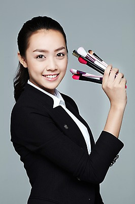 포토 JPG 스튜디오촬영 외국인 해외기획촬영 직업 우먼라이프 라이프스타일 2012년태국 여자 회색배경 실내 한명 미소 웃음 들기 사람 동양인 정장 상반신 20대 성인 옆모습 화장 뷰티 화장품 화장용품 도구 붓 전문직 메이크업아티스트 브러쉬세트 의료성형뷰티 여자만 여자한명만 성인여자만 청년만 청년여자만 성인한명만 청년여자한명만 성인여자한명만 성인만 국내포토 1 옷 뷰포인트 백그라운드 모션 표정 인종 청년 내부 생활 회색 미용용품 파일형식