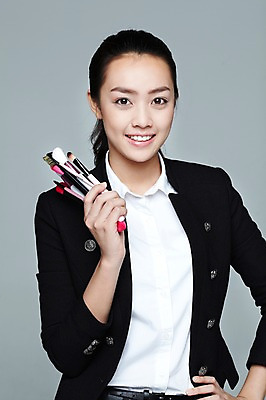 포토 JPG 스튜디오촬영 외국인 해외기획촬영 직업 우먼라이프 라이프스타일 2012년태국 여자 허리손 회색배경 실내 한명 미소 웃음 들기 사람 동양인 정장 상반신 20대 성인 앞모습 화장 뷰티 화장품 화장용품 도구 붓 전문직 메이크업아티스트 브러쉬세트 의료성형뷰티 여자만 여자한명만 성인여자만 청년만 청년여자만 성인한명만 청년여자한명만 성인여자한명만 성인만 국내포토 1 옷 뷰포인트 포즈 백그라운드 모션 표정 인종 청년 내부 생활 회색 미용용품 파일형식