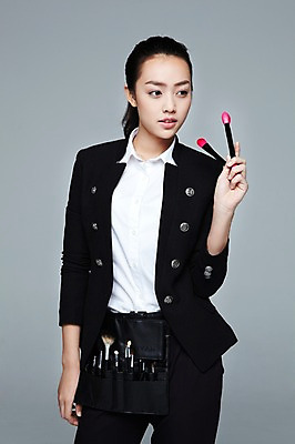 포토 JPG 스튜디오촬영 외국인 해외기획촬영 직업 우먼라이프 라이프스타일 응시 2012년태국 여자 회색배경 실내 한명 서기 사람 동양인 정장 20대 성인 앞모습 화장 뷰티 화장품 화장용품 도구 붓 전문직 메이크업아티스트 브러쉬세트 브러쉬케이스 벨트색 브러쉬벨트색 의료성형뷰티 여자만 여자한명만 성인여자만 청년만 청년여자만 성인한명만 청년여자한명만 성인여자한명만 성인만 국내포토 1 시선 옷 뷰포인트 백그라운드 모션 인종 청년 내부 생활 회색 미용용품 힙색 파일형식