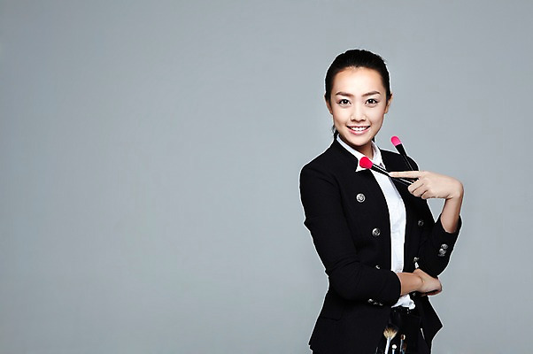 포토 JPG 스튜디오촬영 외국인 해외기획촬영 직업 우먼라이프 라이프스타일 2012년태국 여자 회색배경 실내 한명 미소 웃음 들기 사람 동양인 정장 상반신 20대 성인 옆모습 화장 뷰티 화장품 화장용품 도구 붓 전문직 메이크업아티스트 브러쉬세트 브러쉬케이스 벨트색 브러쉬벨트색 의료성형뷰티 여자만 여자한명만 성인여자만 청년만 청년여자만 성인한명만 청년여자한명만 성인여자한명만 성인만 국내포토 1 옷 뷰포인트 백그라운드 모션 표정 인종 청년 내부 생활 회색 미용용품 힙색 파일형식