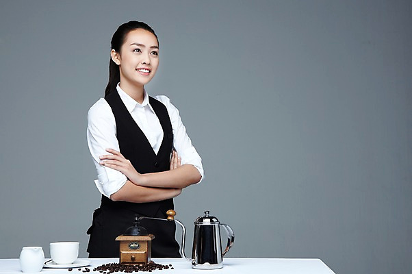 포토 JPG 스튜디오촬영 외국인 해외기획촬영 직업 우먼라이프 라이프스타일 응시 2012년태국 여자 커피 음료 유니폼 재료 탁자 회색배경 주전자 잔 콩 실내 한명 미소 웃음 사람 동양인 상반신 20대 성인 옆모습 컵 팔짱 앞치마 원두 커피잔 찻잔 찻주전자 컵받침 원료 원두커피 시럽 바리스타 그라인더 시럽컵 커피용품 핸드밀 여자만 여자한명만 성인여자만 청년만 청년여자만 성인한명만 청년여자한명만 성인여자한명만 성인만 국내포토 1 식기 시선 옷 뷰포인트 가구 백그라운드 모션 주방용품 곡류 표정 인종 청년 내부 생활 회색 받침대 오브젝트 파일형식