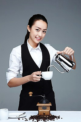 포토 JPG 스튜디오촬영 외국인 해외기획촬영 직업 우먼라이프 라이프스타일 2012년태국 여자 커피 음료 유니폼 재료 탁자 회색배경 주전자 잔 콩 실내 한명 미소 웃음 들기 사람 동양인 상반신 20대 성인 앞모습 컵 숟가락 원두 붓기 커피잔 찻잔 티스푼 찻주전자 컵받침 원료 원두커피 시럽 바리스타 그라인더 시럽컵 커피용품 핸드밀 여자만 여자한명만 성인여자만 청년만 청년여자만 성인한명만 청년여자한명만 성인여자한명만 성인만 국내포토 1 식기 옷 뷰포인트 가구 백그라운드 모션 주방용품 곡류 수저 표정 인종 청년 내부 생활 회색 받침대 오브젝트 파일형식