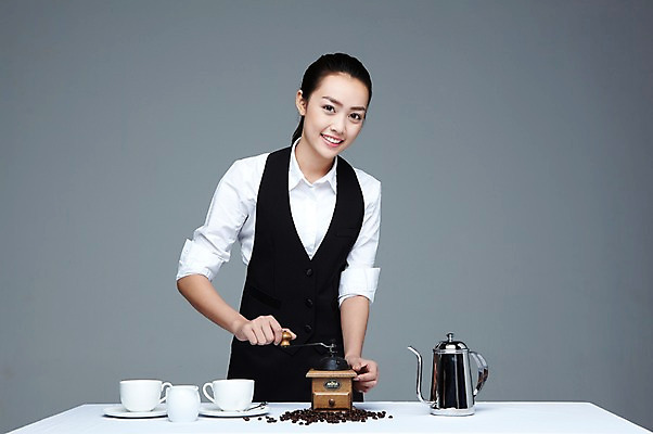 포토 JPG 스튜디오촬영 외국인 해외기획촬영 직업 우먼라이프 라이프스타일 2012년태국 여자 커피 음료 유니폼 재료 탁자 회색배경 주전자 잔 콩 실내 한명 미소 웃음 사람 동양인 상반신 20대 성인 앞모습 컵 숟가락 원두 커피잔 찻잔 티스푼 찻주전자 컵받침 원료 원두커피 시럽 바리스타 그라인더 시럽컵 커피용품 핸드밀 여자만 여자한명만 성인여자만 청년만 청년여자만 성인한명만 청년여자한명만 성인여자한명만 성인만 국내포토 1 식기 옷 뷰포인트 가구 백그라운드 주방용품 곡류 수저 표정 인종 청년 내부 생활 회색 받침대 오브젝트 파일형식