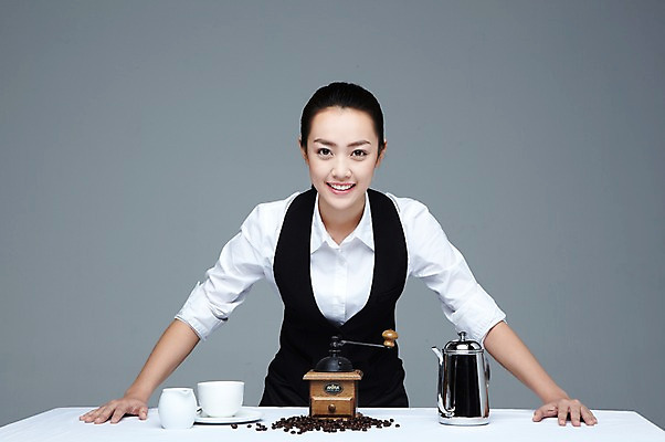 포토 JPG 스튜디오촬영 외국인 해외기획촬영 직업 우먼라이프 라이프스타일 2012년태국 여자 커피 음료 유니폼 재료 탁자 회색배경 주전자 잔 콩 실내 한명 미소 웃음 사람 동양인 상반신 20대 성인 앞모습 컵 원두 커피잔 찻잔 찻주전자 컵받침 원료 원두커피 시럽 바리스타 그라인더 시럽컵 커피용품 핸드밀 여자만 여자한명만 성인여자만 청년만 청년여자만 성인한명만 청년여자한명만 성인여자한명만 성인만 국내포토 1 식기 옷 뷰포인트 가구 백그라운드 주방용품 곡류 표정 인종 청년 내부 생활 회색 받침대 오브젝트 파일형식