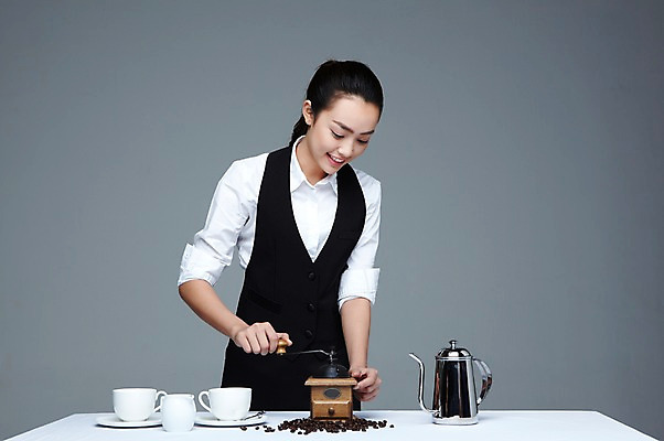 포토 JPG 스튜디오촬영 외국인 해외기획촬영 직업 우먼라이프 라이프스타일 2012년태국 여자 커피 음료 유니폼 재료 탁자 회색배경 주전자 잔 콩 실내 한명 미소 웃음 사람 동양인 상반신 20대 성인 앞모습 컵 숟가락 원두 커피잔 찻잔 티스푼 찻주전자 컵받침 원료 원두커피 시럽 바리스타 그라인더 시럽컵 커피용품 핸드밀 여자만 여자한명만 성인여자만 청년만 청년여자만 성인한명만 청년여자한명만 성인여자한명만 성인만 국내포토 1 식기 옷 뷰포인트 가구 백그라운드 주방용품 곡류 수저 표정 인종 청년 내부 생활 회색 받침대 오브젝트 파일형식