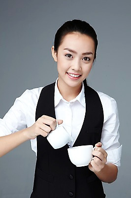 포토 JPG 스튜디오촬영 외국인 해외기획촬영 직업 우먼라이프 라이프스타일 2012년태국 여자 커피 음료 유니폼 회색배경 잔 실내 한명 미소 웃음 들기 사람 동양인 상반신 20대 성인 앞모습 컵 붓기 커피잔 찻잔 시럽 바리스타 시럽컵 커피용품 여자만 여자한명만 성인여자만 청년만 청년여자만 성인한명만 청년여자한명만 성인여자한명만 성인만 국내포토 1 식기 옷 뷰포인트 백그라운드 모션 표정 인종 청년 내부 생활 회색 오브젝트 파일형식