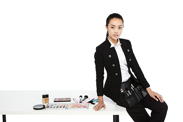 포토 JPG 스튜디오촬영 외국인 해외기획촬영 직업 우먼라이프 라이프스타일 2012년태국 여자 탁자 실내 한명 누끼 사람 앉기 동양인 정장 20대 성인 옆모습 화장 뷰티 화장품 화장용품 도구 붓 전문직 메이크업아티스트 아이섀도 브러쉬세트 브러쉬케이스 벨트색 브러쉬벨트색 메이크업베이스 섀도우팔레트 의료성형뷰티 여자만 여자한명만 성인여자만 청년만 청년여자만 성인한명만 청년여자한명만 성인여자한명만 성인만 국내포토 1 옷 뷰포인트 가구 모션 인종 청년 내부 생활 미용용품 힙색 파일형식