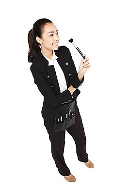 포토 JPG 스튜디오촬영 전신 외국인 해외기획촬영 직업 우먼라이프 라이프스타일 2012년태국 여자 구두 실내 한명 서기 미소 웃음 들기 누끼 사람 동양인 정장 20대 성인 옆모습 화장 뷰티 화장품 화장용품 도구 붓 전문직 메이크업아티스트 브러쉬세트 브러쉬케이스 벨트색 브러쉬벨트색 의료성형뷰티 여자만 여자한명만 성인여자만 청년만 청년여자만 성인한명만 청년여자한명만 성인여자한명만 성인만 국내포토 1 옷 뷰포인트 신발 모션 표정 인종 청년 내부 생활 미용용품 힙색 파일형식