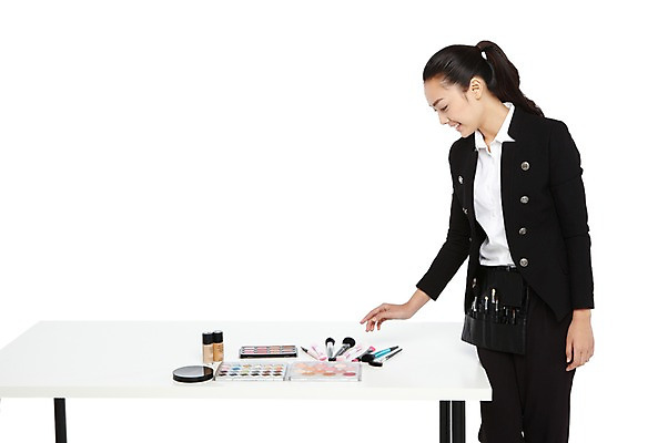 포토 JPG 스튜디오촬영 외국인 해외기획촬영 직업 우먼라이프 라이프스타일 2012년태국 여자 탁자 실내 한명 서기 미소 웃음 누끼 사람 동양인 정장 20대 성인 옆모습 화장 뷰티 화장품 화장용품 도구 붓 전문직 메이크업아티스트 아이섀도 브러쉬세트 브러쉬케이스 벨트색 브러쉬벨트색 메이크업베이스 섀도우팔레트 의료성형뷰티 여자만 여자한명만 성인여자만 청년만 청년여자만 성인한명만 청년여자한명만 성인여자한명만 성인만 국내포토 1 옷 뷰포인트 가구 모션 표정 인종 청년 내부 생활 미용용품 힙색 파일형식