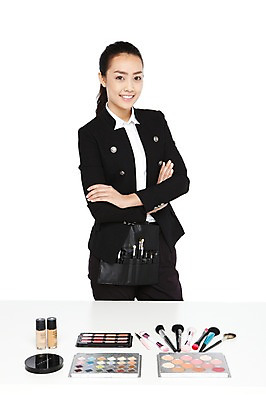 포토 JPG 스튜디오촬영 외국인 해외기획촬영 직업 우먼라이프 라이프스타일 2012년태국 여자 탁자 실내 한명 서기 미소 웃음 누끼 사람 동양인 정장 20대 성인 앞모습 화장 뷰티 팔짱 화장품 화장용품 도구 붓 전문직 메이크업아티스트 아이섀도 브러쉬세트 브러쉬케이스 벨트색 브러쉬벨트색 메이크업베이스 섀도우팔레트 의료성형뷰티 여자만 여자한명만 성인여자만 청년만 청년여자만 성인한명만 청년여자한명만 성인여자한명만 성인만 국내포토 1 옷 뷰포인트 가구 모션 표정 인종 청년 내부 생활 미용용품 힙색 파일형식