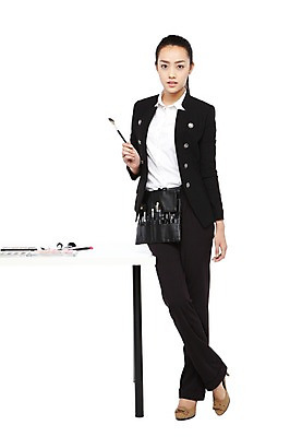 포토 JPG 스튜디오촬영 전신 외국인 해외기획촬영 직업 우먼라이프 라이프스타일 2012년태국 여자 구두 탁자 실내 한명 서기 들기 누끼 사람 동양인 정장 20대 성인 앞모습 화장 뷰티 화장품 화장용품 도구 붓 전문직 메이크업아티스트 아이섀도 브러쉬세트 브러쉬케이스 벨트색 브러쉬벨트색 섀도우팔레트 의료성형뷰티 여자만 여자한명만 성인여자만 청년만 청년여자만 성인한명만 청년여자한명만 성인여자한명만 성인만 국내포토 1 옷 뷰포인트 가구 신발 모션 인종 청년 내부 생활 미용용품 힙색 파일형식