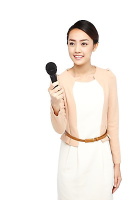 포토 JPG 스튜디오촬영 외국인 해외기획촬영 직업 우먼라이프 라이프스타일 2012년태국 여자 실내 한명 서기 미소 웃음 들기 누끼 사람 동양인 정장 20대 성인 앞모습 치마 비즈니스우먼 기자 전문직 아나운서 마이크 방송 언론 활기 리포터 인터뷰 중계 방송인 여자만 여자한명만 성인여자만 청년만 청년여자만 성인한명만 청년여자한명만 성인여자한명만 성인만 국내포토 1 옷 뷰포인트 음향기기 컨셉 비즈니스 모션 하의 표정 인종 청년 내부 생활 직장인 파일형식