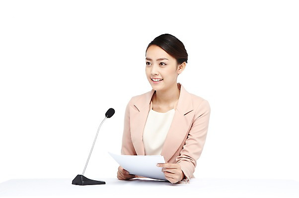 포토 JPG 스튜디오촬영 외국인 해외기획촬영 직업 우먼라이프 라이프스타일 2012년태국 여자 탁자 실내 한명 미소 웃음 들기 누끼 사람 동양인 정장 상반신 20대 성인 앞모습 비즈니스우먼 기자 뉴스 전문직 아나운서 마이크 방송 언론 활기 리포터 중계 방송인 뉴스진행 대본 여자만 여자한명만 성인여자만 청년만 청년여자만 성인한명만 청년여자한명만 성인여자한명만 성인만 국내포토 1 옷 뷰포인트 음향기기 가구 컨셉 비즈니스 모션 표정 인종 청년 내부 생활 직장인 파일형식