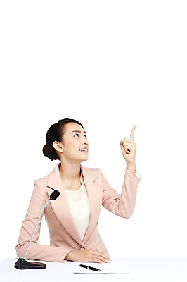 포토 JPG 스튜디오촬영 외국인 해외기획촬영 직업 우먼라이프 라이프스타일 2012년태국 여자 탁자 실내 한명 미소 웃음 누끼 사람 동양인 정장 손짓 상반신 20대 성인 앞모습 펜 올려보기 가리킴 비즈니스우먼 기자 뉴스 전문직 아나운서 마이크 방송 언론 활기 리포터 중계 방송인 뉴스진행 대본 여자만 여자한명만 성인여자만 청년만 청년여자만 성인한명만 청년여자한명만 성인여자한명만 성인만 국내포토 1 옷 뷰포인트 음향기기 가구 컨셉 비즈니스 모션 표정 인종 청년 내부 생활 필기구 직장인 파일형식