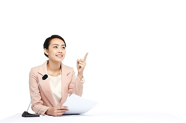 포토 JPG 스튜디오촬영 외국인 해외기획촬영 직업 우먼라이프 라이프스타일 2012년태국 여자 탁자 실내 한명 미소 웃음 들기 누끼 사람 동양인 정장 손짓 상반신 20대 성인 앞모습 가리킴 비즈니스우먼 기자 뉴스 전문직 아나운서 마이크 방송 언론 활기 리포터 중계 방송인 뉴스진행 대본 여자만 여자한명만 성인여자만 청년만 청년여자만 성인한명만 청년여자한명만 성인여자한명만 성인만 국내포토 1 옷 뷰포인트 음향기기 가구 컨셉 비즈니스 모션 표정 인종 청년 내부 생활 직장인 파일형식