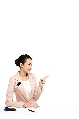 포토 JPG 스튜디오촬영 외국인 해외기획촬영 직업 우먼라이프 라이프스타일 2012년태국 여자 탁자 실내 한명 미소 웃음 누끼 사람 동양인 정장 손짓 상반신 20대 성인 앞모습 펜 가리킴 비즈니스우먼 기자 뉴스 전문직 아나운서 마이크 방송 언론 활기 리포터 중계 방송인 뉴스진행 대본 여자만 여자한명만 성인여자만 청년만 청년여자만 성인한명만 청년여자한명만 성인여자한명만 성인만 국내포토 1 옷 뷰포인트 음향기기 가구 컨셉 비즈니스 모션 표정 인종 청년 내부 생활 필기구 직장인 파일형식