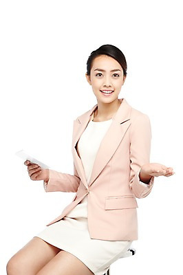 포토 JPG 스튜디오촬영 외국인 해외기획촬영 직업 우먼라이프 라이프스타일 2012년태국 여자 의자 안내 실내 한명 미소 웃음 들기 누끼 사람 앉기 동양인 정장 손짓 20대 성인 옆모습 치마 비즈니스우먼 기자 전문직 아나운서 방송 언론 활기 리포터 중계 방송인 대본 여자만 여자한명만 성인여자만 청년만 청년여자만 성인한명만 청년여자한명만 성인여자한명만 성인만 국내포토 1 옷 뷰포인트 가구 컨셉 비즈니스 모션 하의 표정 인종 청년 내부 생활 직장인 파일형식