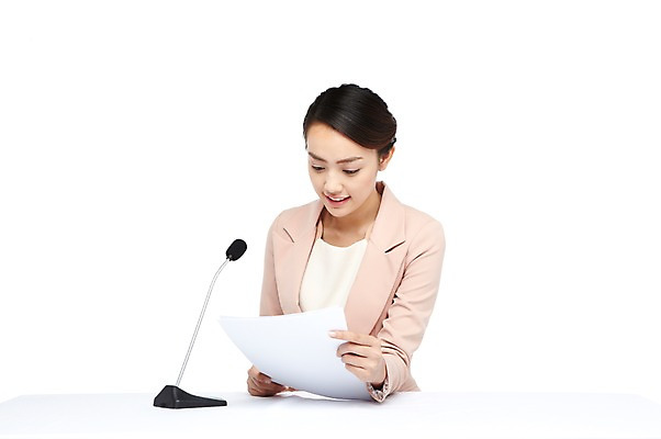 포토 JPG 스튜디오촬영 외국인 해외기획촬영 직업 우먼라이프 라이프스타일 2012년태국 여자 탁자 실내 한명 미소 웃음 누끼 사람 동양인 정장 상반신 20대 성인 앞모습 비즈니스우먼 기자 뉴스 전문직 아나운서 마이크 방송 언론 활기 리포터 중계 방송인 뉴스진행 대본 여자만 여자한명만 성인여자만 청년만 청년여자만 성인한명만 청년여자한명만 성인여자한명만 성인만 국내포토 1 옷 뷰포인트 음향기기 가구 컨셉 비즈니스 표정 인종 청년 내부 생활 직장인 파일형식