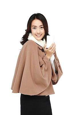 포토 JPG 스튜디오촬영 외국인 해외기획촬영 우먼라이프 라이프스타일 긴머리 2012년태국 여자 패션 커피 음료 겨울 티타임 잔 실내 따뜻함 한명 서기 미소 웃음 들기 누끼 사람 동양인 20대 성인 옆모습 컵 목도리 머그컵 망토 겨울옷 여자만 여자한명만 성인여자만 청년만 청년여자만 성인한명만 청년여자한명만 성인여자한명만 성인만 국내포토 1 헤어스타일 식기 잡화 옷 계절 뷰포인트 모션 휴식 표정 인종 청년 내부 생활 파일형식