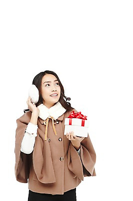 포토 JPG 스튜디오촬영 외국인 해외기획촬영 우먼라이프 라이프스타일 긴머리 응시 2012년태국 여자 패션 겨울 실내 선물 한명 미소 웃음 들기 누끼 사람 동양인 이벤트 상반신 20대 성인 앞모습 선물상자 쇼핑 상자 목도리 망토 귀마개 겨울옷 여자만 여자한명만 성인여자만 청년만 청년여자만 성인한명만 청년여자한명만 성인여자한명만 성인만 국내포토 1 헤어스타일 시선 잡화 옷 계절 뷰포인트 모션 표정 인종 청년 내부 생활 파일형식