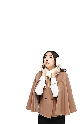 포토 JPG 스튜디오촬영 외국인 해외기획촬영 우먼라이프 라이프스타일 긴머리 응시 2012년태국 여자 패션 포즈 겨울 실내 한명 누끼 사람 동양인 상반신 20대 성인 앞모습 목도리 올려보기 망토 귀마개 겨울옷 여자만 여자한명만 성인여자만 청년만 청년여자만 성인한명만 청년여자한명만 성인여자한명만 성인만 국내포토 1 헤어스타일 시선 잡화 옷 계절 뷰포인트 모션 인종 청년 내부 생활 파일형식