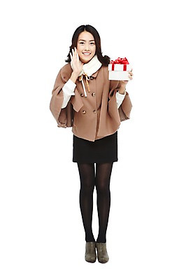 포토 JPG 스튜디오촬영 전신 외국인 해외기획촬영 우먼라이프 라이프스타일 긴머리 2012년태국 여자 패션 구두 겨울 실내 선물 한명 서기 미소 웃음 들기 누끼 사람 동양인 손짓 이벤트 20대 성인 앞모습 선물상자 쇼핑 치마 상자 목도리 외침 하이힐 망토 겨울옷 여자만 여자한명만 성인여자만 청년만 청년여자만 성인한명만 청년여자한명만 성인여자한명만 성인만 국내포토 1 헤어스타일 잡화 옷 계절 뷰포인트 신발 모션 하의 표정 인종 청년 내부 생활 소리 여성화 파일형식