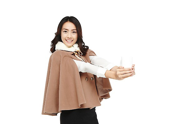 포토 JPG 스튜디오촬영 외국인 해외기획촬영 우먼라이프 라이프스타일 긴머리 2012년태국 여자 패션 커피 음료 겨울 티타임 잔 실내 따뜻함 한명 미소 웃음 들기 누끼 사람 동양인 상반신 20대 성인 옆모습 컵 목도리 머그컵 망토 겨울옷 여자만 여자한명만 성인여자만 청년만 청년여자만 성인한명만 청년여자한명만 성인여자한명만 성인만 국내포토 1 헤어스타일 식기 잡화 옷 계절 뷰포인트 모션 휴식 표정 인종 청년 내부 생활 파일형식