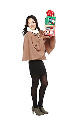 포토 JPG 스튜디오촬영 전신 외국인 해외기획촬영 우먼라이프 라이프스타일 긴머리 2012년태국 여자 패션 기념일 구두 크리스마스 겨울 실내 크리스마스선물 선물 한명 서기 미소 웃음 들기 누끼 사람 동양인 이벤트 20대 성인 옆모습 선물상자 치마 상자 목도리 하이힐 망토 겨울옷 여자만 여자한명만 성인여자만 청년만 청년여자만 성인한명만 청년여자한명만 성인여자한명만 성인만 국내포토 1 헤어스타일 잡화 옷 계절 뷰포인트 신발 모션 하의 표정 인종 청년 내부 생활 여성화 파일형식