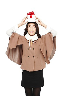 포토 JPG 스튜디오촬영 외국인 해외기획촬영 우먼라이프 라이프스타일 긴머리 2012년태국 여자 패션 겨울 실내 선물 한명 서기 미소 웃음 들기 누끼 사람 동양인 이벤트 20대 성인 앞모습 선물상자 쇼핑 치마 상자 목도리 망토 겨울옷 머리위 여자만 여자한명만 성인여자만 청년만 청년여자만 성인한명만 청년여자한명만 성인여자한명만 성인만 국내포토 1 헤어스타일 잡화 옷 계절 뷰포인트 모션 하의 표정 인종 청년 내부 생활 파일형식