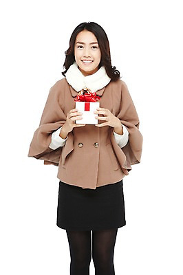 포토 JPG 스튜디오촬영 외국인 해외기획촬영 우먼라이프 라이프스타일 긴머리 2012년태국 여자 패션 겨울 실내 선물 한명 서기 미소 웃음 들기 누끼 사람 동양인 이벤트 20대 성인 앞모습 선물상자 쇼핑 치마 상자 목도리 망토 겨울옷 여자만 여자한명만 성인여자만 청년만 청년여자만 성인한명만 청년여자한명만 성인여자한명만 성인만 국내포토 1 헤어스타일 잡화 옷 계절 뷰포인트 모션 하의 표정 인종 청년 내부 생활 파일형식