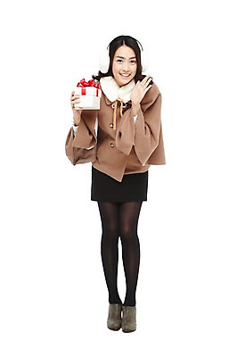 포토 JPG 스튜디오촬영 전신 외국인 해외기획촬영 우먼라이프 라이프스타일 긴머리 2012년태국 여자 패션 구두 겨울 실내 선물 한명 서기 미소 웃음 들기 누끼 사람 동양인 손짓 이벤트 20대 성인 앞모습 선물상자 쇼핑 치마 상자 목도리 외침 하이힐 망토 귀마개 겨울옷 여자만 여자한명만 성인여자만 청년만 청년여자만 성인한명만 청년여자한명만 성인여자한명만 성인만 국내포토 1 헤어스타일 잡화 옷 계절 뷰포인트 신발 모션 하의 표정 인종 청년 내부 생활 소리 여성화 파일형식