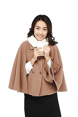 포토 JPG 스튜디오촬영 외국인 해외기획촬영 우먼라이프 라이프스타일 긴머리 2012년태국 여자 패션 커피 음료 겨울 티타임 잔 실내 따뜻함 한명 서기 미소 웃음 들기 누끼 사람 동양인 20대 성인 앞모습 컵 목도리 머그컵 망토 겨울옷 여자만 여자한명만 성인여자만 청년만 청년여자만 성인한명만 청년여자한명만 성인여자한명만 성인만 국내포토 1 헤어스타일 식기 잡화 옷 계절 뷰포인트 모션 휴식 표정 인종 청년 내부 생활 파일형식