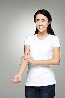 포토 JPG 스튜디오촬영 외국인 해외기획촬영 우먼라이프 라이프스타일 긴머리 2012년태국 여자 캠페인 포즈 모션 회색배경 실내 한명 서기 미소 웃음 사람 동양인 손짓 상반신 20대 성인 앞모습 반팔티셔츠 청바지 봉사 도움 공익캠페인 보호 복지 사랑나눔 헌혈 수혈 여자만 여자한명만 성인여자만 청년만 청년여자만 성인한명만 청년여자한명만 성인여자한명만 성인만 국내포토 1 헤어스타일 뷰포인트 백그라운드 컨셉 티셔츠 바지 표정 사랑 인종 청년 내부 생활 치료 회색 사회이슈 나눔 파일형식