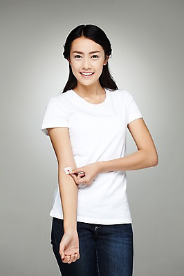 포토 JPG 스튜디오촬영 외국인 해외기획촬영 우먼라이프 라이프스타일 긴머리 2012년태국 여자 캠페인 포즈 회색배경 실내 한명 서기 미소 웃음 사람 동양인 상반신 20대 성인 앞모습 아웃포커스 반팔티셔츠 청바지 봉사 도움 공익캠페인 혈액 보호 솜 복지 사랑나눔 헌혈 수혈 여자만 여자한명만 성인여자만 청년만 청년여자만 성인한명만 청년여자한명만 성인여자한명만 성인만 국내포토 1 헤어스타일 뷰포인트 백그라운드 컨셉 티셔츠 바지 모션 촬영기법 표정 사랑 인종 청년 내부 생활 치료 회색 사회이슈 나눔 파일형식