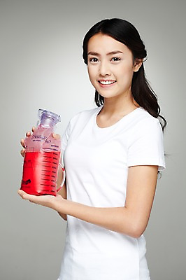 포토 JPG 스튜디오촬영 외국인 해외기획촬영 우먼라이프 라이프스타일 긴머리 2012년태국 여자 캠페인 의학 회색배경 실내 한명 미소 웃음 들기 사람 동양인 상반신 20대 성인 앞모습 치료 반팔티셔츠 의료용품 봉사 도움 공익캠페인 혈액 보호 복지 사랑나눔 헌혈 수혈 혈액주머니 여자만 여자한명만 성인여자만 청년만 청년여자만 성인한명만 청년여자한명만 성인여자한명만 성인만 국내포토 1 헤어스타일 뷰포인트 백그라운드 컨셉 티셔츠 의료기기 모션 표정 사랑 인종 청년 내부 생활 회색 사회이슈 나눔 파일형식