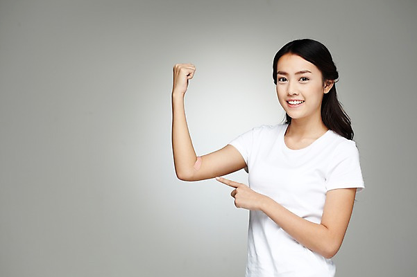 포토 JPG 스튜디오촬영 외국인 해외기획촬영 우먼라이프 라이프스타일 긴머리 2012년태국 여자 캠페인 포즈 모션 회색배경 실내 한명 서기 미소 웃음 사람 동양인 손짓 상반신 20대 성인 앞모습 주먹 반팔티셔츠 가리킴 반창고 봉사 도움 공익캠페인 보호 복지 사랑나눔 헌혈 수혈 여자만 여자한명만 성인여자만 청년만 청년여자만 성인한명만 청년여자한명만 성인여자한명만 성인만 국내포토 1 헤어스타일 뷰포인트 백그라운드 컨셉 티셔츠 표정 사랑 인종 청년 내부 생활 치료 회색 의료용품 사회이슈 나눔 파일형식